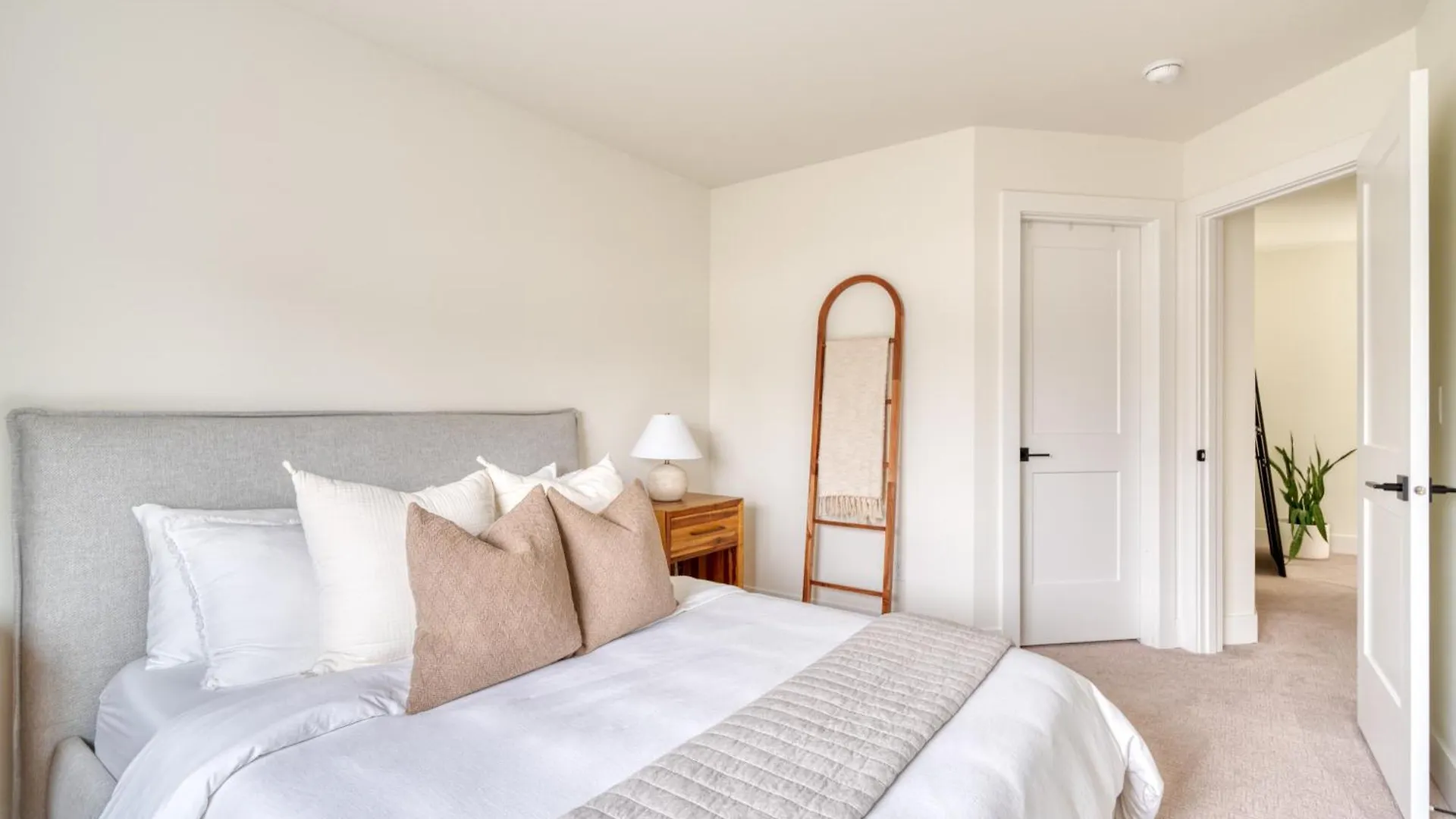 Stay Portland Collection - The Madison Farmhouse - Vintage Shops & Espresso