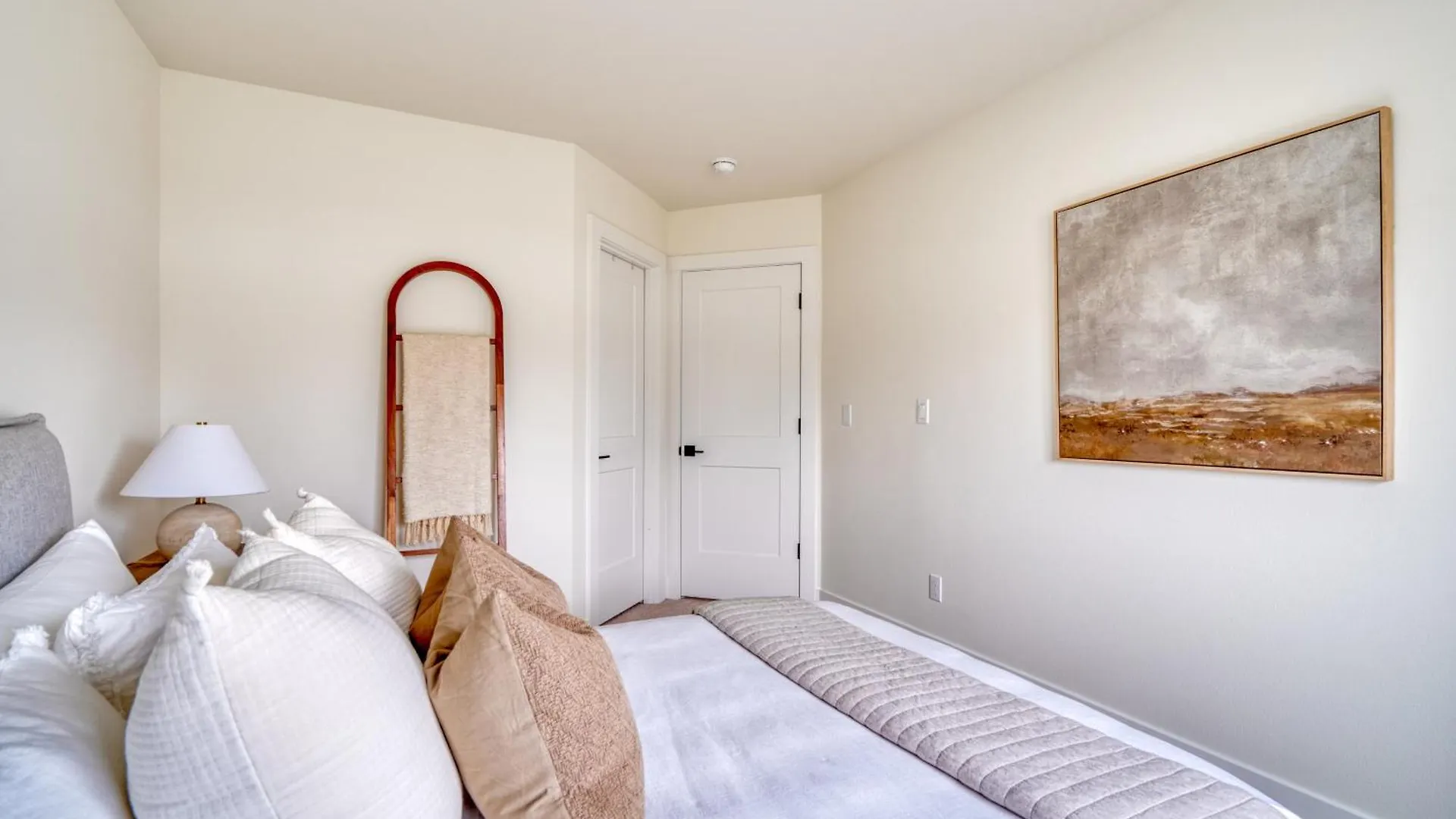 Stay Portland Collection - The Madison Farmhouse - Vintage Shops & Espresso United States